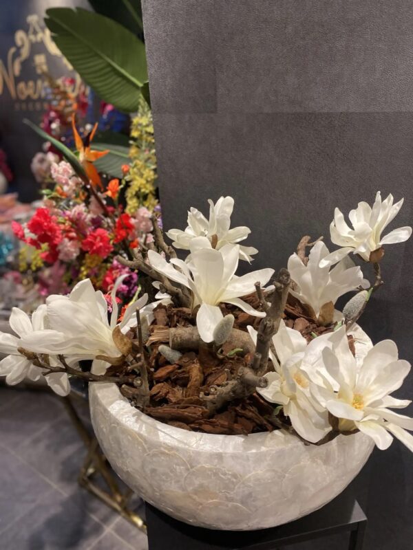 Capiz tafel schelpenvaas opgemaakt met luxe magnolia s wit crème